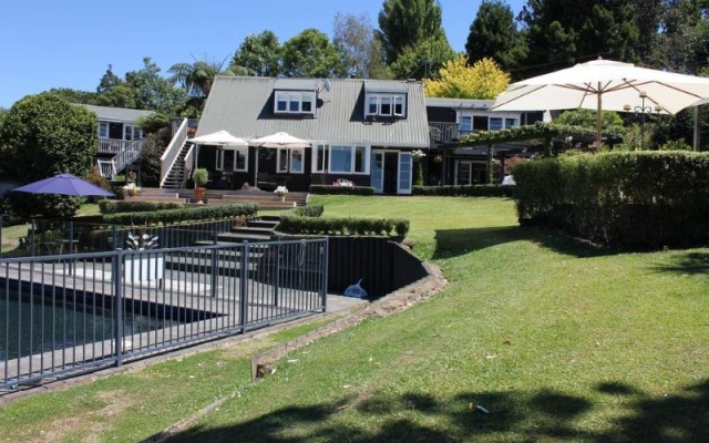 Brenton Lodge – Outside – Whangamata