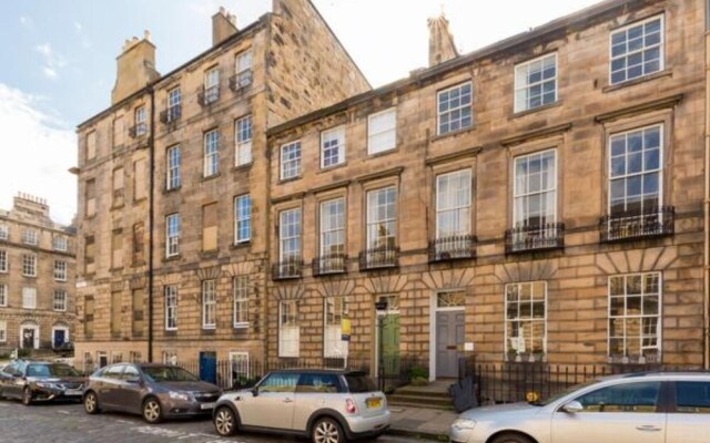 Light and Spacious 2 Bedroom Flat in Heart of Edinburgh