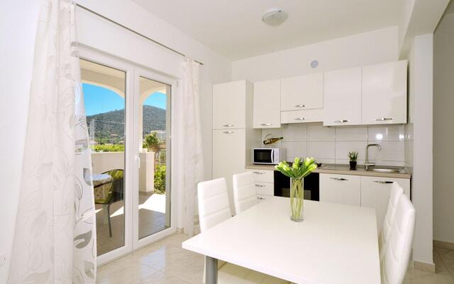 Pazanin - 20m from the beach - H(4+1)