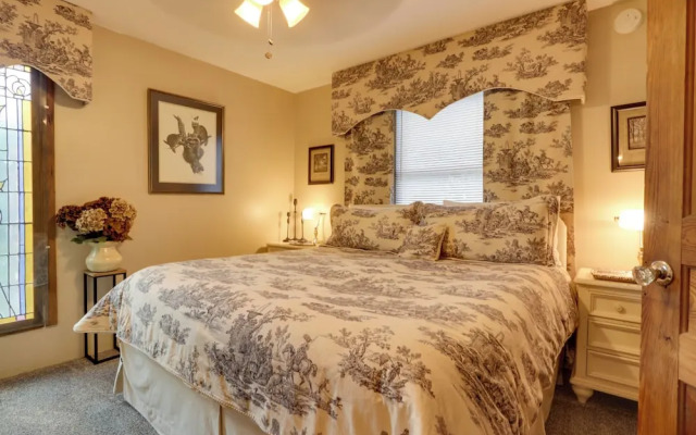 Riverfront Couple's Retreat in Smoky Mountains!