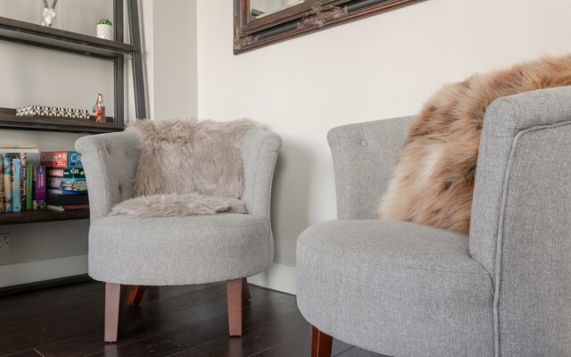 3 Bedroom Shoreditch Maisonette With Balcony