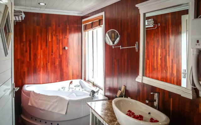 Signature Halong Cruise