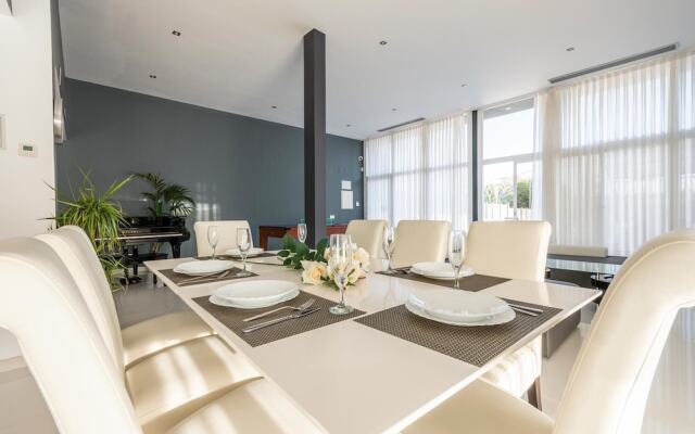 Luxurious Villa. Overflowing Pool 100 Meters From the Beach