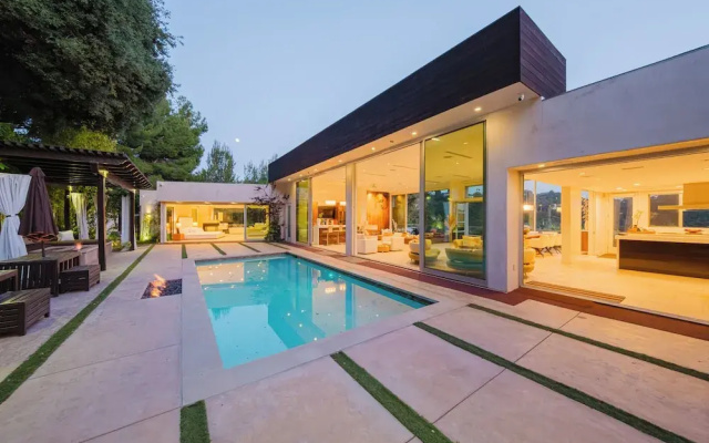 Zen Estate - Luxurious 5BR Beverly Hills Sanctuary With Pool & Canyon Views