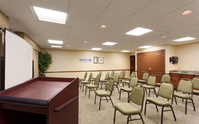 Country Inn & Suites by Radisson, Norman near University