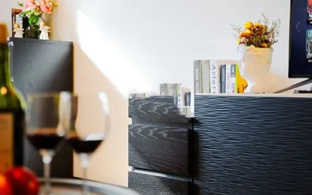 Vanke Shennan Road 68 Apartment (Shenzhen Dongmen Hubei Subway Station Branch)