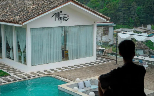 No Flowers Boutique Hostel