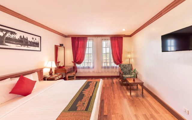 The Suite By Royal Crown Hotel