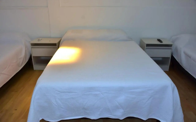 Habitación con oficina a la calle