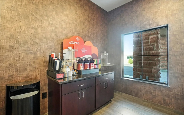 Cobblestone Hotel & Suites-Bellefontaine