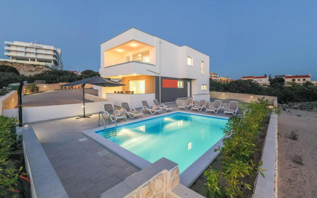 Dino 2 luxury apartment with pool