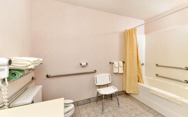 Americas Best Value Inn Tahquamenon Country