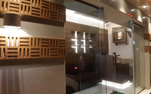 Rajhuns Deluxe Lodging