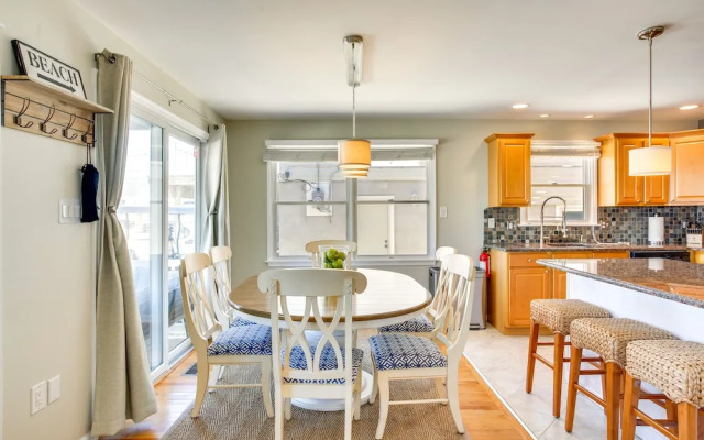 Avalon Vacation Rental w/ Porch & Grill!