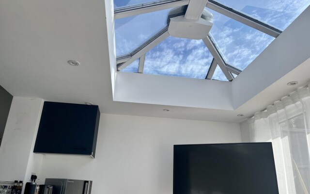 Newly Refurbished 1-bed Apartment in Croydon Se25