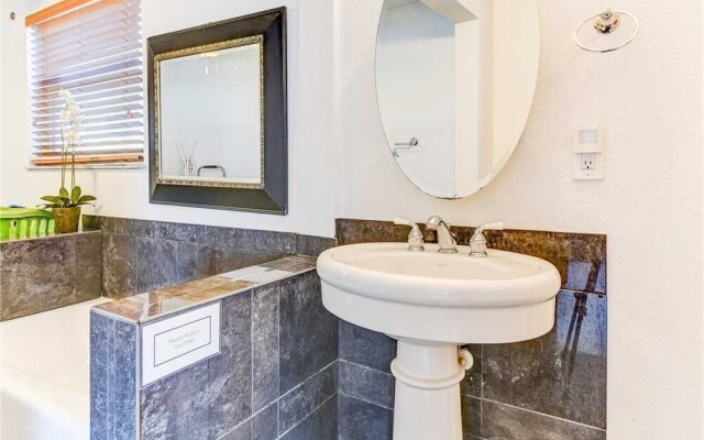 Sunshine House - Three Bedroom Home