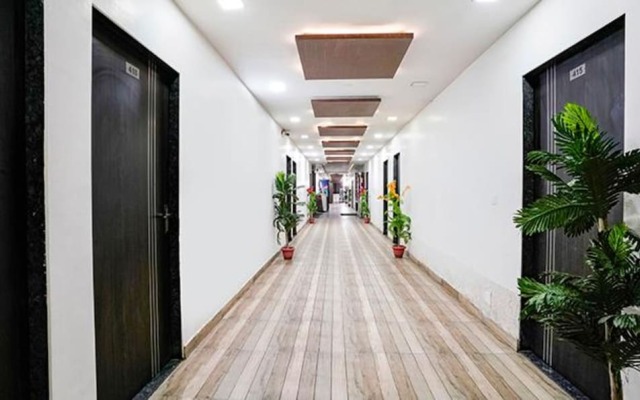 Fabhotel Royal City