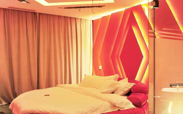 Dinggeman Space Theme Hotel