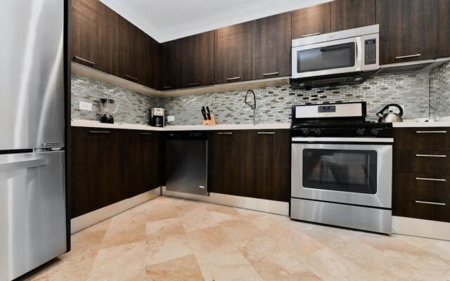 Amazing 1BR 2BA Condo Great Location w Pool GYM