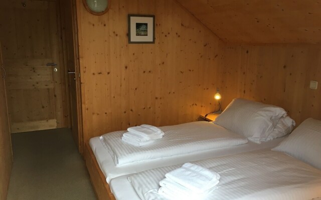 Detached Wooden Chalet with Sauna near Kreischberg