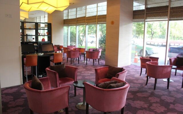 Q Box Hotel (Former Holiday Inn Express Meilong)