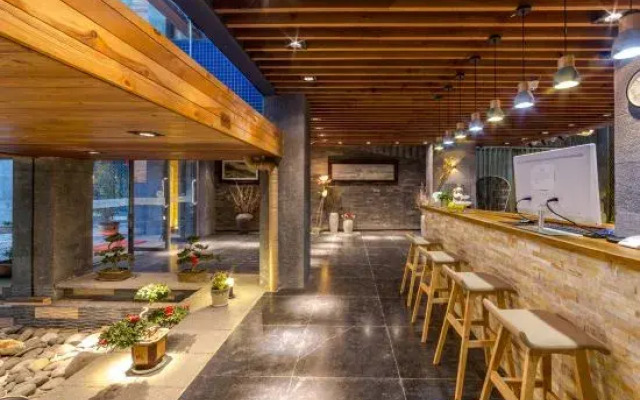 Puyue Lake-view Holiday Hotel