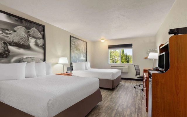 Super 8 by Wyndham Roseburg