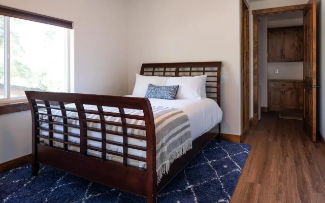 Emerson by AvantStay | Secluded Home - 125 Acres w/ Hiking, Hot Tub & Patio