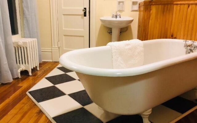 Historic Mansion House Inn