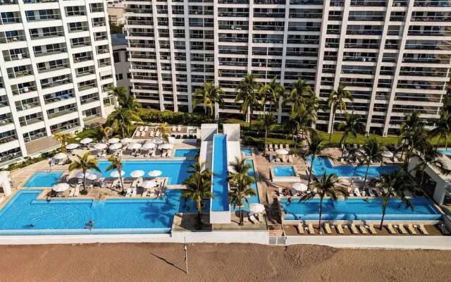 Oceanfront 1BR with Balcony & Pool