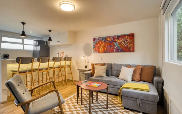 Comfy Apartment with Leafy Views by Tasman