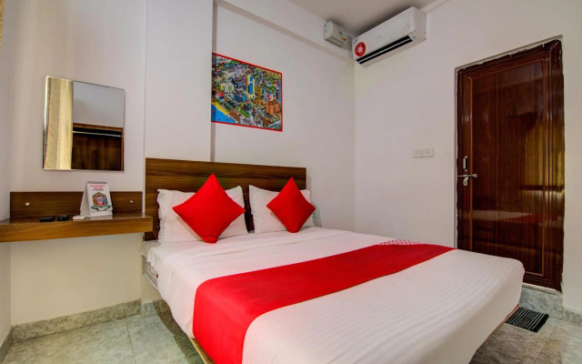 OYO 15695 Varcity Comforts