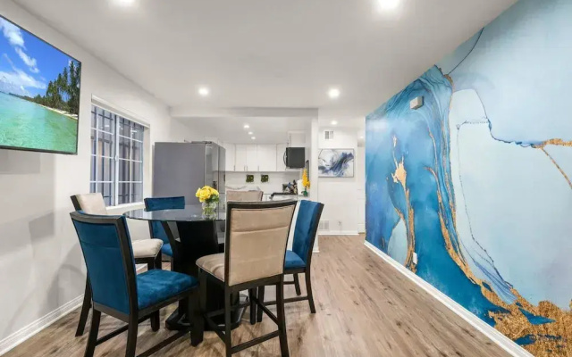 The Avalon - Modern Colorful w Private Parking