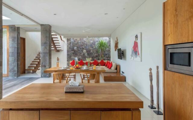 Stunning 2 Br Pool Villa With Rooftop In Seminyak