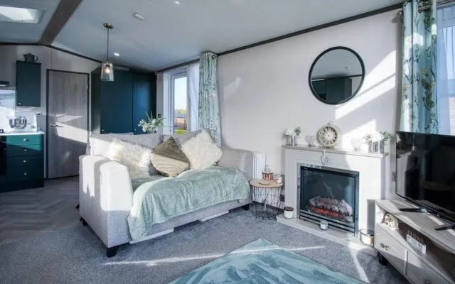 Bumblebee - 2 Bedroom Lodge - Manorbier
