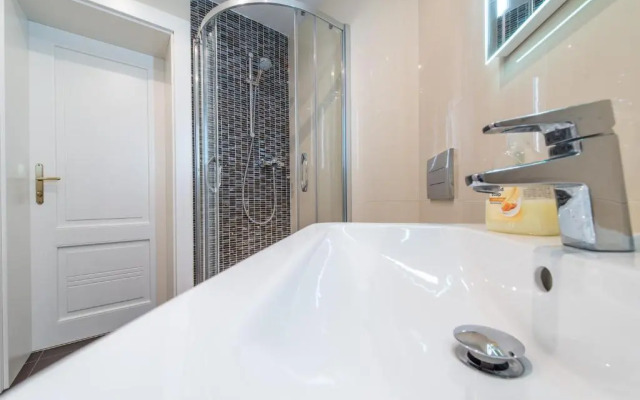 Quiet apartment in the city center with own terrace