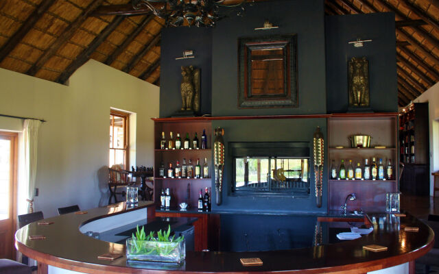 Hlosi Game Lodge - Amakhala Game Reserve