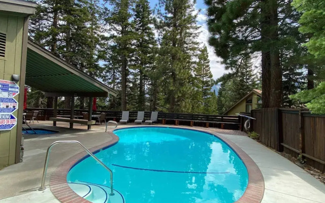 Hidden Valley #027 - Studio w/ Amenities - Walk to Village!