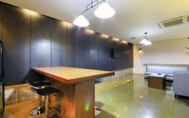 H Drive Hotel