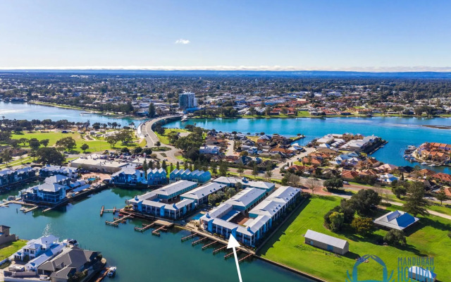 Waters Edge Apartment with Jetty