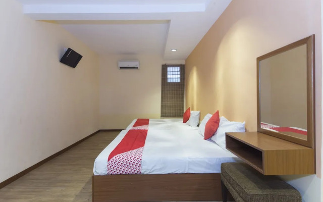 OYO 415 Straits Settlement Inn