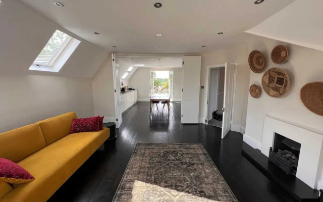 Stylish 1 Bedroom Top Floor Apartment in Highgate