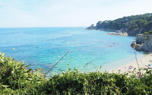 Apartament amb piscina i parquing.Baixos amb jardí