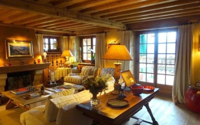 Cozy fully serviced Twin Chalets