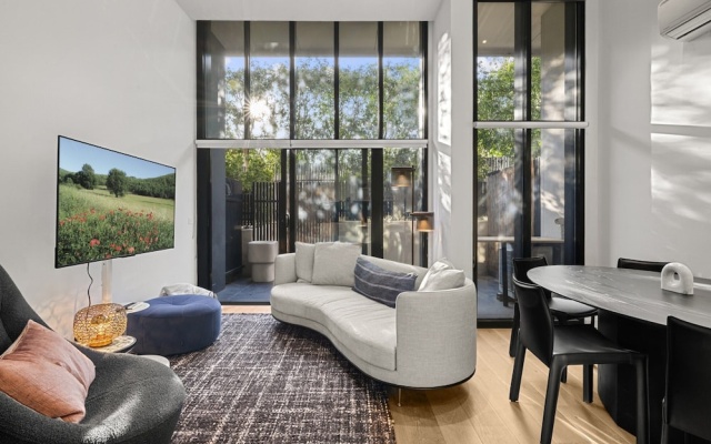 Bright Inner-north Stay With Pool Access – Balcony – Melbourne
