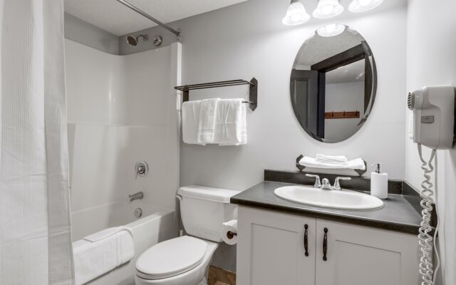 SPACIOUS 2-Br 2-Ba | Ski In/Out | Pool & Hot Tubs | in Heart of PANORAMA RESORT