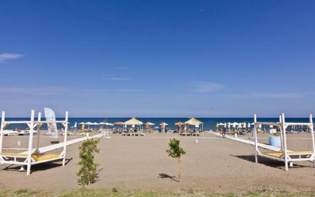 Gregory Peck Beach Break Apartments