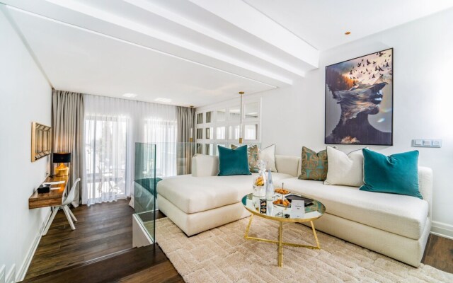 Petit Palace Suites Hotel