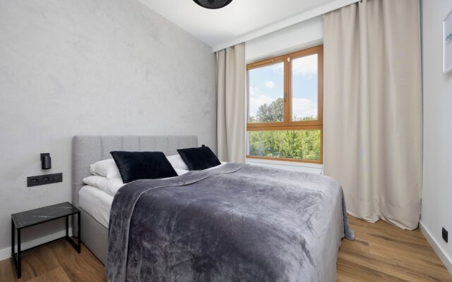 Apartment With Parking by Renters