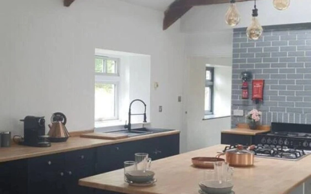 Remarkable Farmhouse House That Sleeps 11